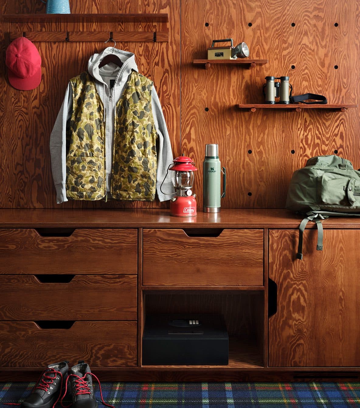Modular wall in guest room for storage